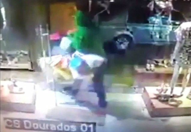 Um dos três criminosos durante ação que durou poucos minutos e deu prejuízo grande (Foto: Reprodução Youtube)