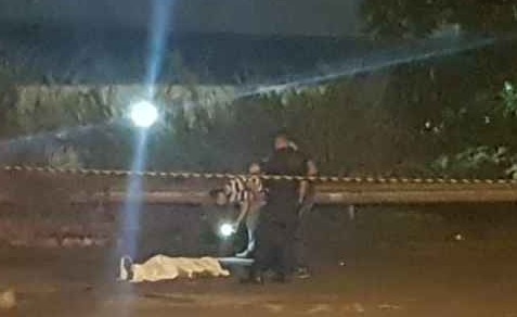 Homem é morto com um disparo de arma de fogo próximo a shopping da Capital Peritos junto ao corpo da vítima. Midiamax