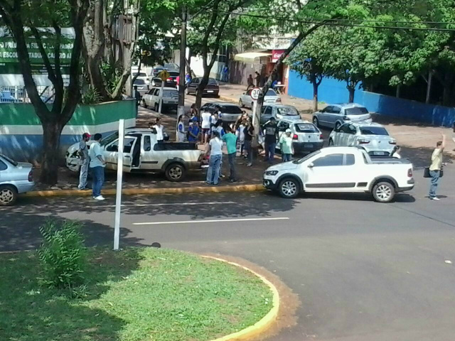 Veículo sobe na calçada após colidir próximo a escola Veículo chegou a subir na calçada da Escola - Foto: WhatsApp