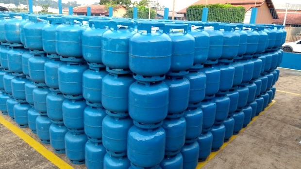 Petrobras sobe preço do gás de cozinha em 8,5% nas refinarias nesta terça-feira (Rogério Aderbal/G1)