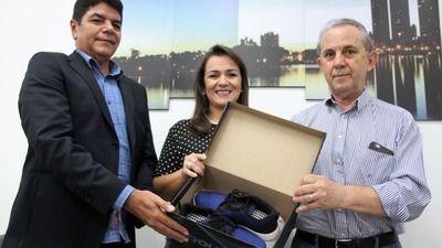 Prefeitura fecha parceria e garante tênis para atender crianças do projeto sonho de campeão Foto: Marlon Ganassin