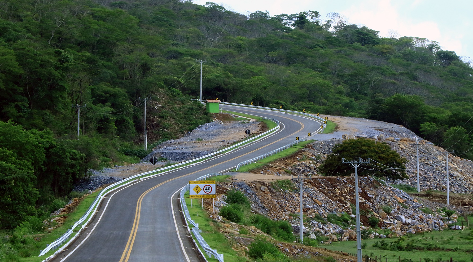 Asfalto na Serra das Três Cruzes elimina riscos de acidentes e fomenta produção Pista larga e pavimentada reduz riscos de acidentes na curva acentuada da serra. Edemir Rodrigues