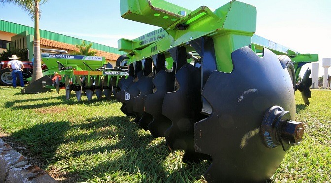 Assentamentos e consórcios de MS receberão mais R$ 70 milhões em equipamentos e máquinas Assentamentos e consórcios de MS receberão mais R$ 70 milhões em equipamentos e máquinas