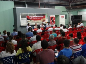 Bancários durante assembleia no sindicato da categoria em Dourados, na noite desta segunda; greve começa à 0h (Foto: Divulgação)