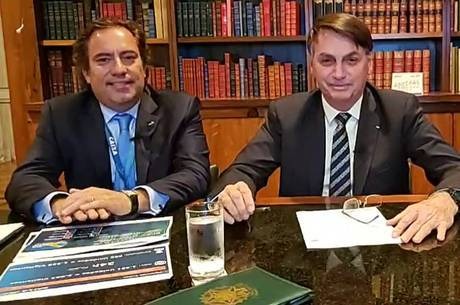 Bolsonaro gravou live ao lado do presidente da Caixa
Reprodução/Facebook