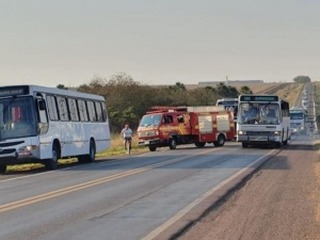 Acidente entre caminhões, ônibus e motocicleta deixa 3 feridos na BR-262 (Clayton Neves/CG News)