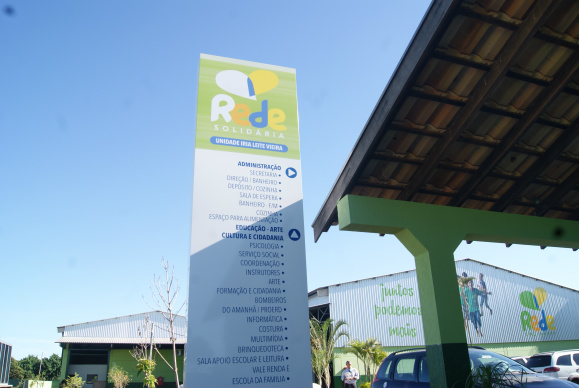 Rede Solidária II: nova unidade atenderá mais de 3,5 mil pessoas por mês Placa indicativa, logo na entrada da unidade, orienta sobre localização dos cursos