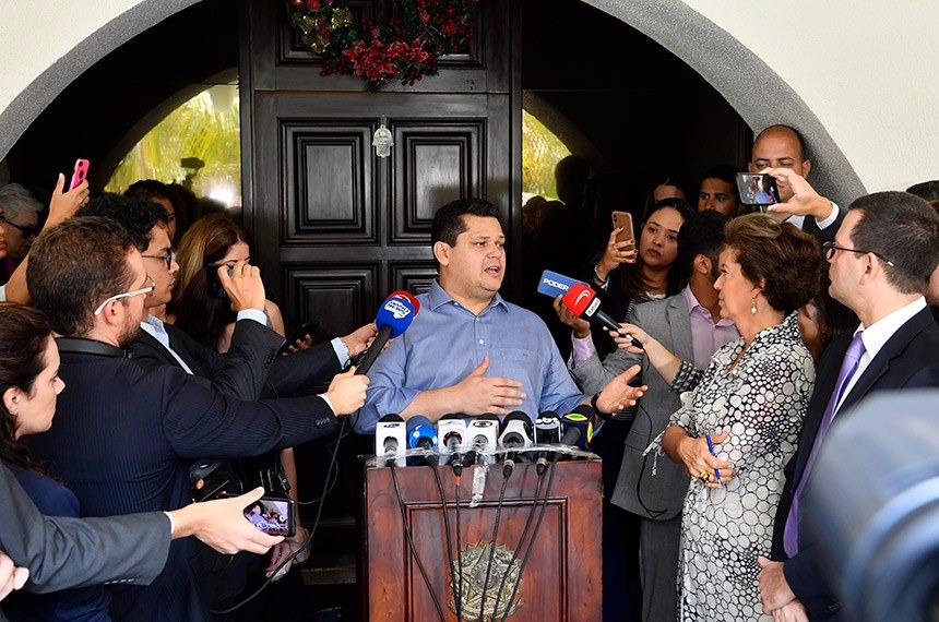 O presidente do Senado, Davi Alcolumbre, concedeu entrevista coletiva na residência oficial nesta sexta; ele fez um balanço positivo e apresentou pauta para 2020. Marcos Brandão/Senado Federal

