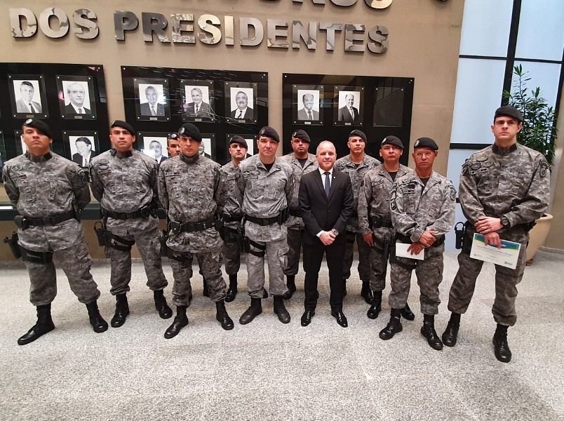Policiais que resgataram mulher em sequestro são homenageados na Assembleia Policiais que resgataram mulher em sequestro são homenageados na Assembleia