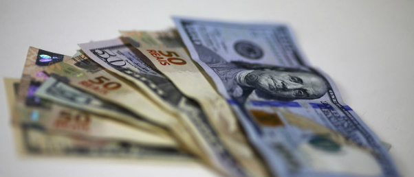 Dólar cai nesta quarta e chega a R$ 3,07 © Reuters / Ricardo Moraes