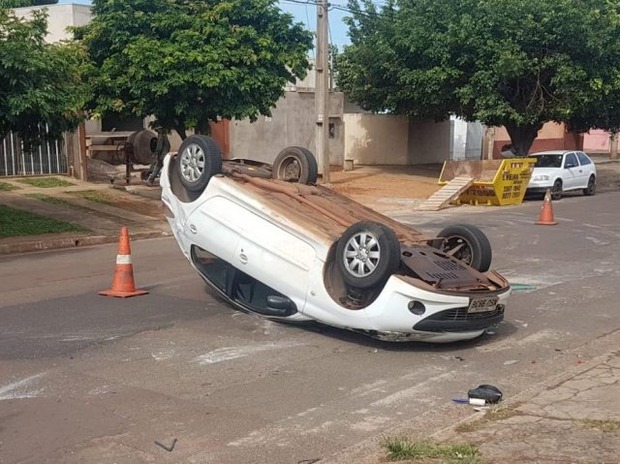 Veículo capota ao invadir cruzamento no Jardim Jóquei Club Liniker Ribeiro