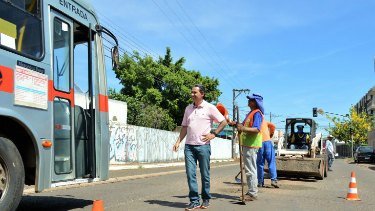 Prefeito vai apertar cerco contra concessionárias e cobrar melhoria nos serviços Prefeito vai apertar cerco contra concessionárias e cobrar melhoria nos serviços