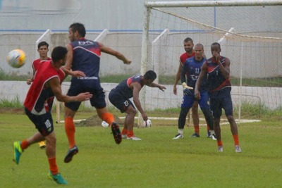 Sete treina sob chuva para montar o time que enfrenta o Urso