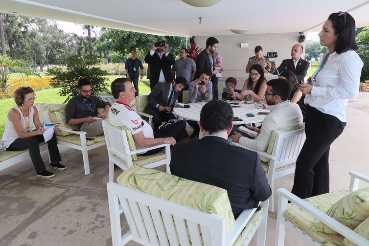 O presidente da República, Jair Bolsonaro, conversa com a imprensa no Palácio da Alvorada - Isac Nóbrega/PR