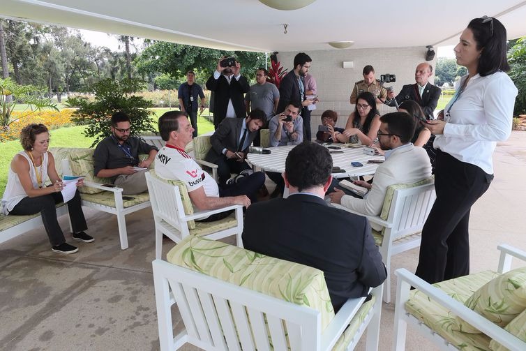 Bolsonaro quer elevar teto do IR para R$ 3 mil por mês O presidente da República, Jair Bolsonaro, conversa com a imprensa no Palácio da Alvorada - Isac Nóbrega/PR