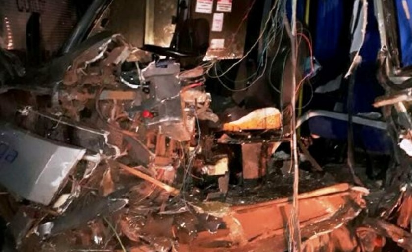 Parte da frente do micro-ônibus ficou destruídaParte da frente do micro-ônibus ficou destruída - Divulgação/ Corpo de Bombeiros