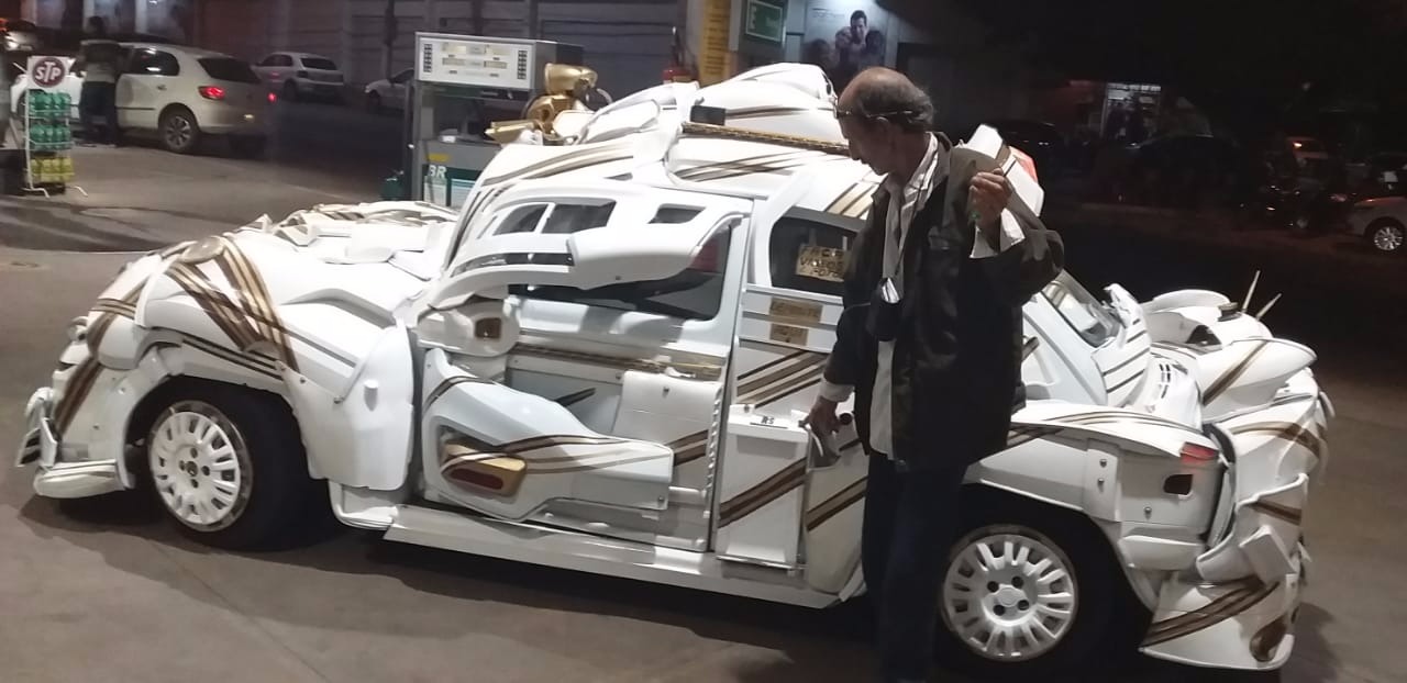 Carros que viraram “ícones” e fazem parte da história da capital sul-mato-grossense Fusca Transformer é sucesso por onde passa. (Foto: Alan Diógenes)