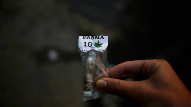 Cerca de 60% das apreensões de maconha no Rio seriam consideradas posse legal em Portugal Homem mostra um pacote com maconha com a marca do Comando Vermelho, no Rio de Janeiro, em junho de 2016. NACHO DOCE REUTERS