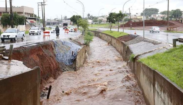 Por conta da chuva motoristas enfrentam lentidão no Centro Miramar Junior