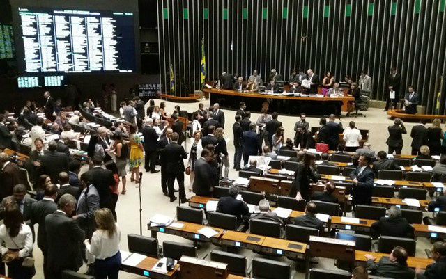 Câmara aprova repatriação e retira permissão a parentes de políticos Deputados no plenário da Câmara durante a análise do projeto que trata da repatriação (Foto: Bernardo Caram/G1)