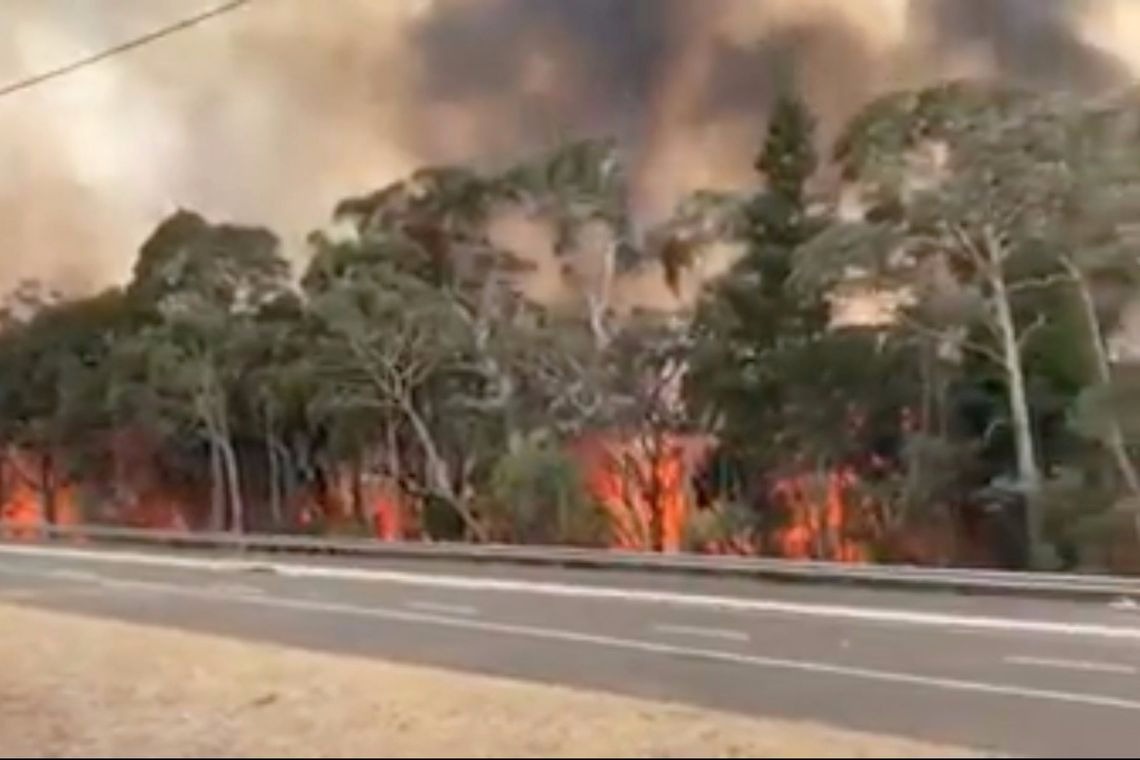 Incêndios na Austrália já causaram quatro mortes NSW RURAL FIRE SERVICE