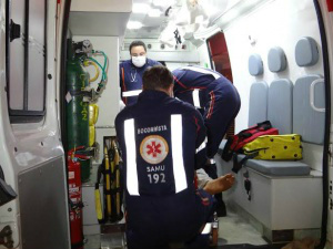 Homem foi levado para o Hospital da Vida após ferimentos - Fotos: Osvaldo Duarte