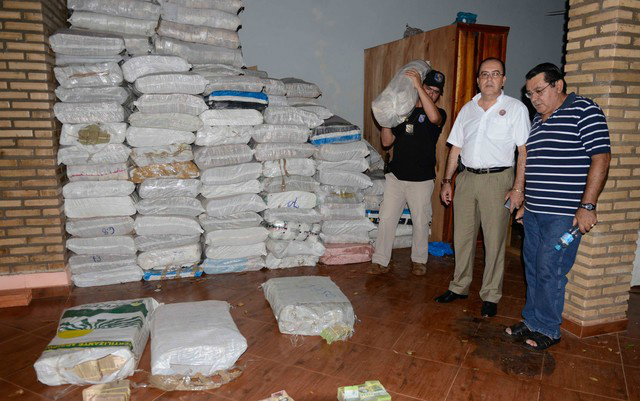 O mistério das 25 toneladas de dinheiro venezuelano encontradas no Paraguai Sacos com 25 toneladas de dinheiro venezuelano foram encontrados em casa (Foto: AP Photo/Rosendo Duarte)