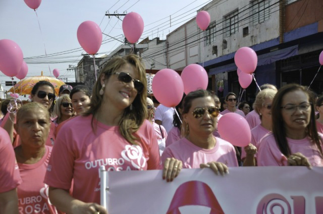 Rosa toma as ruas e mulheres alertam para a prevenção do câncer Mulheres da Guarda Municipal, ônibus e Samu acompanharam a caminhada (Foto: Marcelo Calazans)