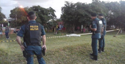 Homem é executado a tiros por grupo encapuzado em Ponta Porã Policiais preservando local do crime. (Foto: Porãnews)