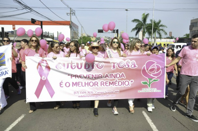 Rosa toma as ruas e mulheres alertam para a prevenção do câncer Passeata percorreu as ruas do centro durante 30 minutos (Foto: Marcelo Calazans)
