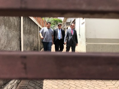 Jovem e os advogados saindo do Patronato após colocar a tornozeleira (Foto: Alysson Maruyama/TV Morena)
