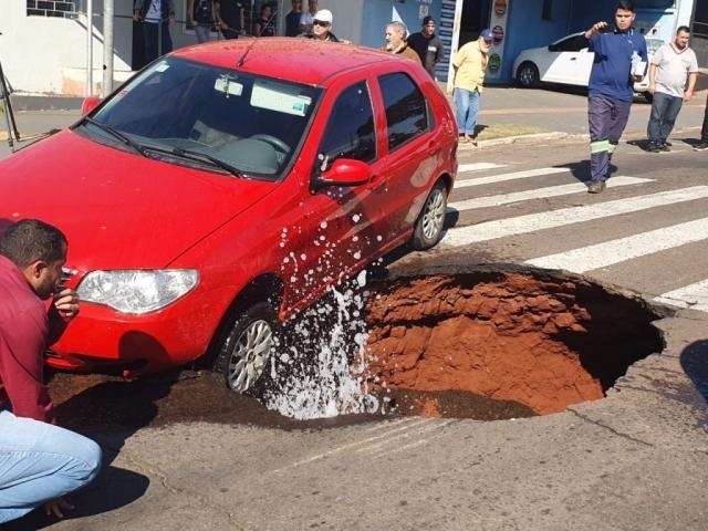 Carro é engolido por buraco que abre do “nada” na Rua Rui Barbosa, Centro da Capital (Foto: Clayton Neves)
