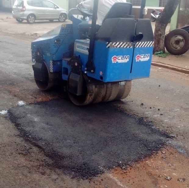 Prefeitura de Dourados mantém quatro equipes na recuperação das ruas Prefeitura de Dourados mantém quatro equipes na recuperação das ruas