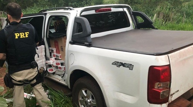 Caminhonete com 32 mil maços de cigarro é apreendida na BR-163 Caminhonete com 32 mil maços de cigarro é apreendida na BR-163