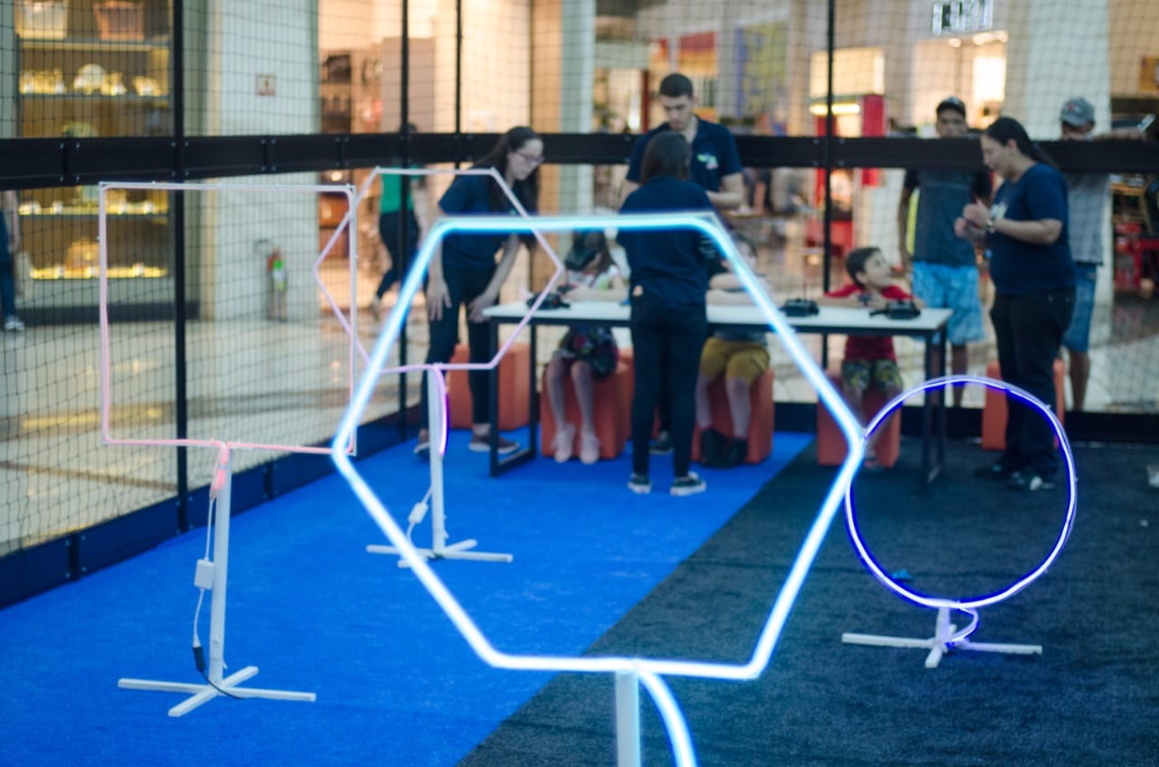 Últimos dias para brincar na primeira escola de drone indoor do país Divulgação