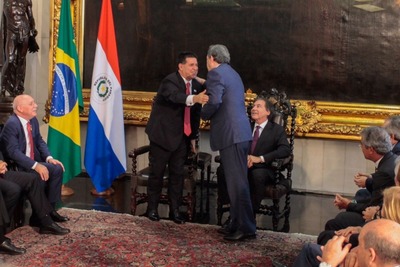 Senador Moka e o presidente do Paraguai, Horacio Cartes, no Senado
Foto: Luís Carlos Campos Sales / ACS Moka