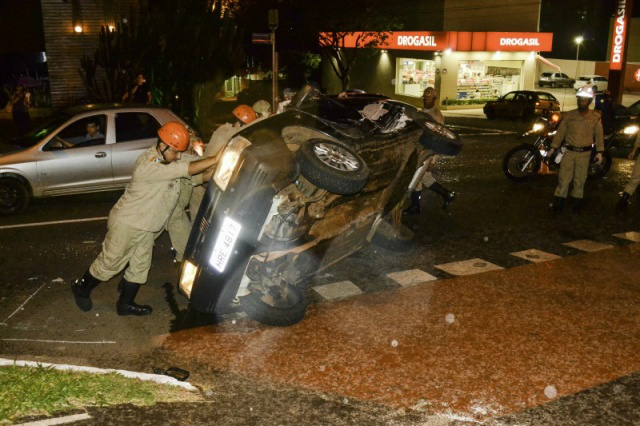 Carro com grávida capota em esquina problemática da Afonso Pena Pelo menos 10 bombeiros se empenharam para desvirar o carro e ajudar a desafogar o trânsito. (Foto: Paulo Francis)