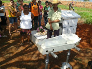 Menino morto por espancamento é enterrado sob clima de revolta Sepultamento ocorreu no início da tarde de hoje (1). (Foto: Sidney Assis)