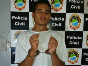 Menino morto por espancamento é enterrado sob clima de revolta Padrasto foi preso ainda no Hospital Municipal. (Foto: Sidney Assis)