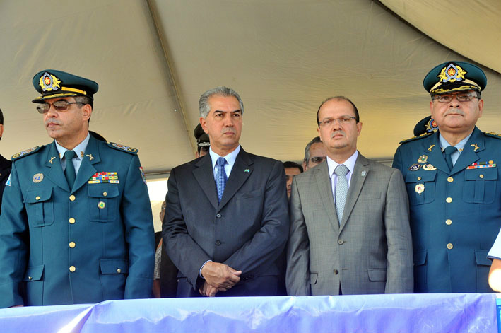 Novo comandante ao lado de Azambuja e secretário Barbosinha - Foto: Valdenir Rezende/Correio do Estado