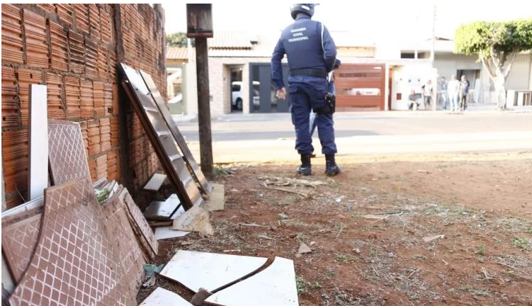 Casal se fere a golpes de garrafa e azulejo durante briga em casa no Jardim Imá Foto: Leonardo de França