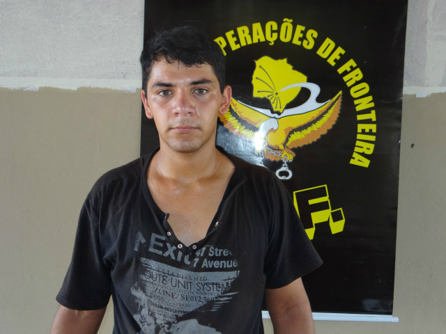 DOF apreende quase 1t de maconha e ‘batedor’ que receberia R$ 20 mil é preso Silvio Medina Lemes, 20, disse que esta já era sua segunda viagem, segundo a polícia (Foto: Osvaldo Duarte)