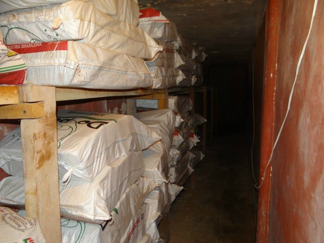DOF apreende quase 1t de maconha e ‘batedor’ que receberia R$ 20 mil é preso Maconha estava dividida em fardos que seriam levados para Rio Brilhante (Foto: Osvaldo Duarte)