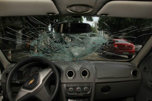 Galho de árvore cai, atinge carro em movimento e causa danos no Centro Para-brisa do Prisma ficou completamente destruído após ser atingido por galho. (Foto: Marcos Ermínio)