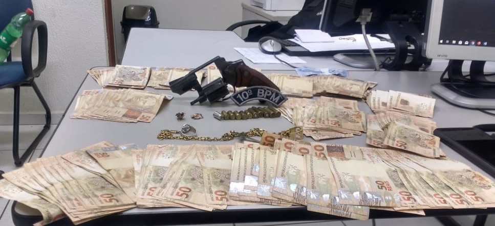 Quatro são detidos com com arma, joias e dinheiro no Jardim Monumento Divulgação