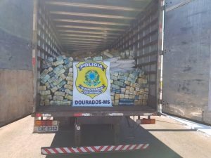 PRF apreende pasta base de cocaína e maconha em caminhão