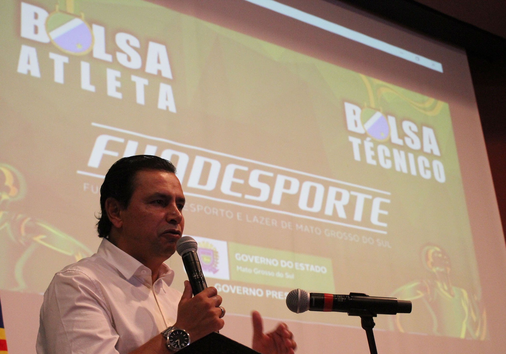 Atletas e técnicos assinam termo de adesão aos programas de incentivo ao esporte