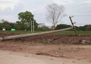 Após temporal, Prefeitura de Coxim estuda decretar estado de emergência Poste de energia elétrica também foram danificados com o temporal. (Foto PC de Souza)