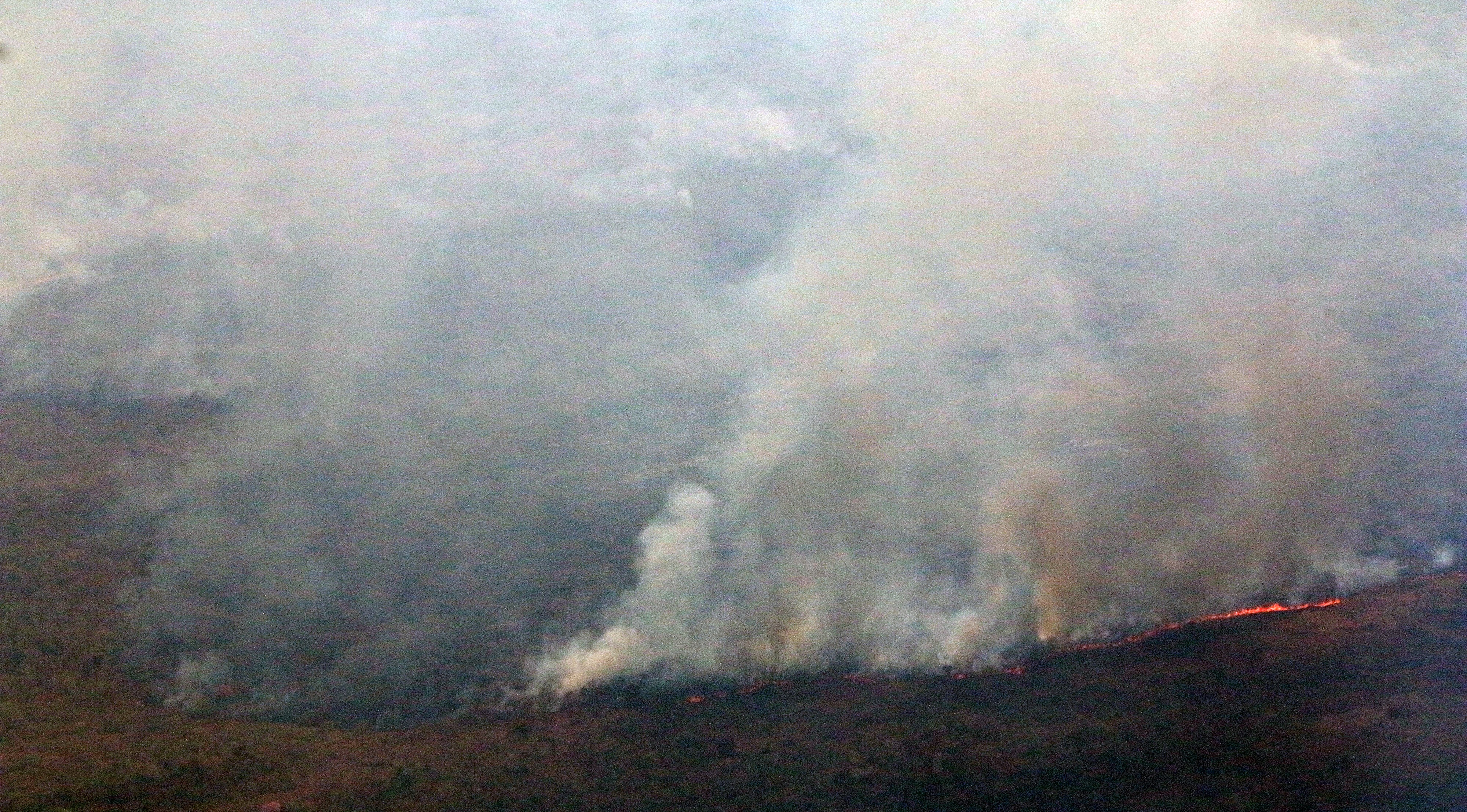 Governador determina atenção total do Corpo de Bombeiros e Defesa Civil às queimadas no Estado Queimada na reserva indígena dos Kadiwéu, Serra da Bodoquena, em Porto Murtinho. Edemir Rodrigues