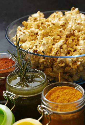 Pipoca com temperos de páprica, azeite com alecrim ou curry
Foto: Reprodução